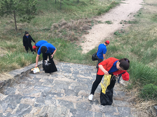 1498008321118858.jpg 清理垃圾-张曼摄.jpg